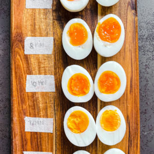 Aprende cómo hacer huevos duros perfectos y los tiempos de cocción para que la yema quede con el punto que más te guste (o el que pida la receta donde los vayas a usar). Si sigues los pasos y consejos que comparto hoy, te aseguro que siempre te van a quedar unos huevos duros de 10. | Básicos de Cocina y Trucos y Consejos de Paula's Apron