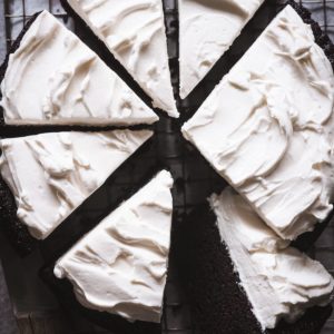 This Chocolate Guinness Cake (or Chocolate Stout Beer Cake) has a delicate flavour, it's extra tender and moist, dense without being heavy, pure joy! And don't worry, it doesn't taste like beer or alcohol. The Cream Cheese Frosting is the best topping it could have: airy, not too sweet, just perfect! It's there to remind us of the stout beer foam. This cake is going to become your new favourite for special celebrations because it really amazes everyone with its taste, appearance and 