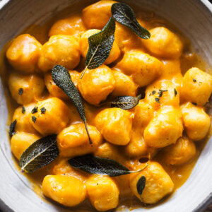These are the most delicious Gnocchi with Creamy Pumpkin Sauce! Kept it simple using store bought gnocchi, cause the star of the show is this incredible pumpkin sauce flavoured with garlic, onion, sage, warm spices and a touch of brandy. Don't skip the crispy sage to top it up, it brings great flavour and texture. Warm, cozy and ready in just 25 minutes! Basically, autumn on a plate! | Paula's Apron Recipe (Pasta with Creamy Pumpkin Sauce)