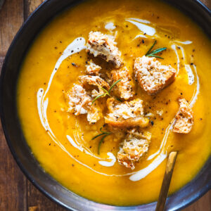 This One Tray Roasted Pumpkin Soup with Gruyère Croutons is simple, everything is cooked in a baking tray and it's perfect for meal prep. Roasting the vegetables makes it extra creamy and flavourful and the Gruyère croutons are there to make it even more irresistible. They not only give it a crunchy touch, but the saltiness of the cheese also balances the sweetness of the pumpkin. Simply delicious! | Paula's Apron Recipe